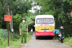 Lực lượng chức năng lập chốt kiểm soát ở địa bàn huyện Hương Sơn, tỉnh Hà Tĩnh