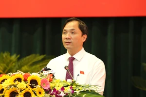 Đồng chí Hoàng Trung Dũng, Bí thư Tỉnh ủy, Chủ tịch HĐND tỉnh Hà Tĩnh khóa XVIII phát biểu tại kỳ họp