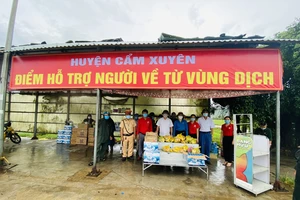Cơ quan chức năng huyện Cẩm Xuyên hỗ trợ suất ăn nhanh, khẩu trang cho người dân về quê qua địa bàn