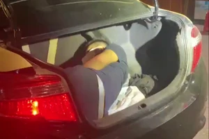 Phát hiện người đàn ông nước ngoài nằm trong cốp ô tô để qua chốt kiểm soát phòng chống dịch