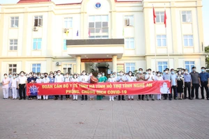 Các cán bộ, nhân viên, sinh viên ngành y tế Hà Tĩnh lên đường ra tỉnh Nghệ An hỗ trợ phòng, chống dịch Covid-19