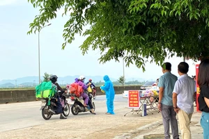 Hỗ trợ suất quà cho người dân tại điểm dừng chân tạm thời ở huyện Cẩm Xuyên