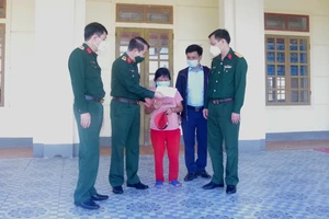 Lãnh đạo Bộ Chỉ huy Quân sự tỉnh Hà Tĩnh tặng quà động viên một thương binh ở huyện Thạch Hà