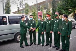 Lãnh đạo Bộ CHQS tỉnh Hà Tĩnh động viên các cán bộ, quân nhân trước khi lên đường thực hiện nhiệm vụ