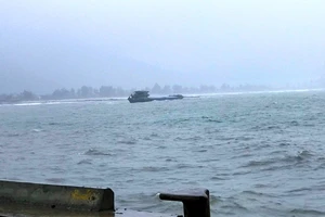 Tàu H.A.28 bị trôi dạt và mắc cạn tại khu vực bờ biển thôn Hải Phong 2, xã Kỳ Lợi