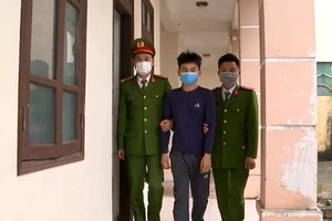 Cơ quan Cảnh sát điều tra áp giải đối tượng Hoàng Nhật Linh