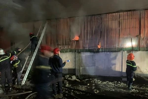 Lực lượng Cảnh sát Phòng cháy chữa cháy tiến hành dập lửa. Ảnh: Công an Hà Tĩnh cung cấp