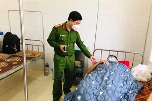 Trung úy Đặng Tuấn Anh đang được điều trị tại bệnh viện. Ảnh: Công an huyện Hương Khê cung cấp