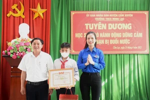 Phó Bí thư Tỉnh đoàn Hà Tĩnh Nguyễn Ny Hương trao bằng khen cho em Nguyễn Văn Dương 