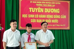 Sáng 25-4, Trường THCS Minh Lạc tổ chức tuyên dương và tặng giấy khen cho em Nguyễn Văn Dương