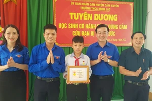 Đại diện Tỉnh đoàn Hà Tĩnh trao Huy hiệu Tuổi trẻ dũng cảm cho em Nguyễn Văn Dương