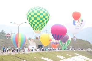 Hàng ngàn người dân đến xem trình diễn khinh khí cầu tại đập chính hồ Ngàn Trươi ở huyện Vũ Quang