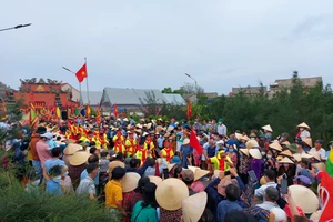 Hàng ngàn người dân tham gia lễ hội cầu ngư Nhượng Bạn