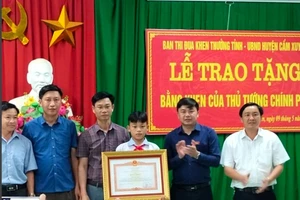Lãnh đạo Ban Thi đua - Khen thưởng tỉnh Hà Tĩnh và UBND huyện Cẩm Xuyên trao bằng khen của Thủ tướng Chính phủ cho em Nguyễn Văn Dương