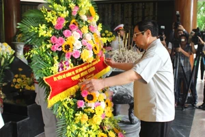 Thủ tướng Chính phủ Phạm Minh Chính dâng hoa tại Nhà bia tưởng niệm liệt sĩ Thanh niên Xung phong toàn quốc