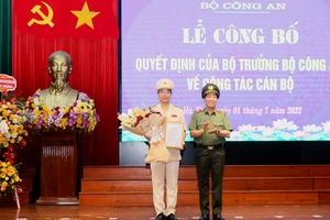 Thiếu tướng Lê Văn Tuyến trao quyết định cho Thượng tá Nguyễn Hồng Phong, tân Giám đốc Công an tỉnh Hà Tĩnh