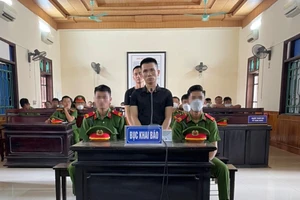 Bị cáo Nguyễn Quốc Ngọ (áo đen, đứng đầu) tại phiên tòa
