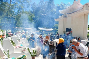 Sáng 24-7, người dân đến dâng hương tại Khu mộ 10 nữ anh hùng liệt sĩ TNXP Ngã ba Đồng Lộc