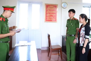 Cơ quan Cảnh sát điều tra Công an tỉnh Hà Tĩnh đọc lệnh bắt tạm giam đối với Hoàng Thị Bình