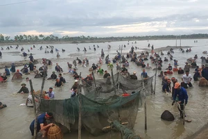 Đông đảo người dân tham gia lễ hội bắt cá hồ Đập Lổ
