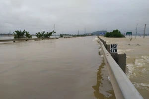 Quốc lộ 1 ở xã Xuân Lam (huyện Nghi Xuân, tỉnh Hà Tĩnh) bị ngập sâu