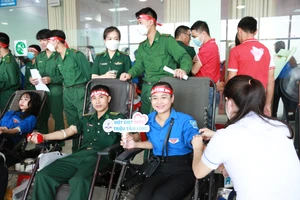 Cán bộ, chiến sĩ Bộ đội Biên phòng tỉnh Hà Tĩnh tham gia hiến máu