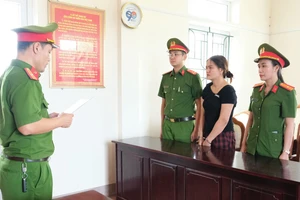 Cơ quan Công an tỉnh Hà Tĩnh công bố các quyết định khởi tố bị can và lệnh bắt tạm giam đối với Phạm Thị Oanh. Ảnh: Công an Hà Tĩnh