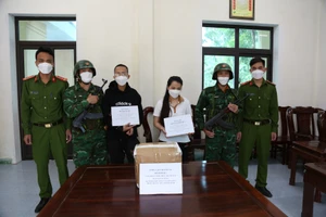 Đối tượng Phạm Quang Huy và Hoàng Thị Khánh Ly cùng tang vật bị bắt giữ