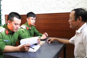 Cơ quan Cảnh sát điều tra Công an huyện Can Lộc làm việc với Nguyễn Thế Hữu. Ảnh: Công an Hà Tĩnh cung cấp