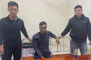 Lực lượng chức năng bắt giữ nghi phạm Trần Quốc Bảo. Ảnh: Công an Hà Tĩnh cung cấp
