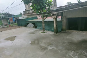 Một số nhà dân ở xã Phú Lộc thấp hơn so với mặt đường nên bị ảnh hưởng đến cuộc sống