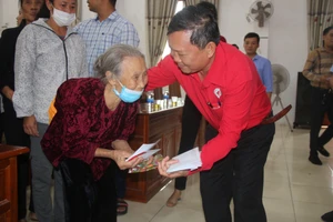 Đại diện Hội Chữ thập đỏ TPHCM trao tặng quà cho người dân hoàn cảnh khó khăn ở tỉnh Hà Tĩnh. Ảnh: DƯƠNG QUANG