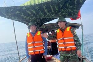 Lực lượng Đồn Biên phòng Lạch Kèn đang phối hợp tìm kiếm 2 ngư dân mất tích trên biển