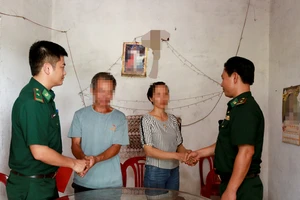 Cán bộ BĐBP Hà Tĩnh làm việc với gia đình ông H.B.H. có 2 con là nạn nhân