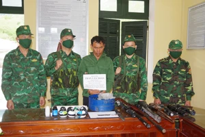 Lực lượng chức năng bắt giữ đối tượng Trần Văn Toàn cùng tang vật