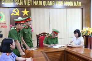 Cơ quan điều tra làm việc với đối tượng Nguyễn Thị Bích Ngọc. Ảnh: Công an Hà Tĩnh cung cấp