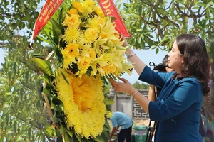 Phó Chủ tịch nước Võ Thị Ánh Xuân dâng hoa trước phần mộ cố Tổng Bí thư Hà Huy Tập