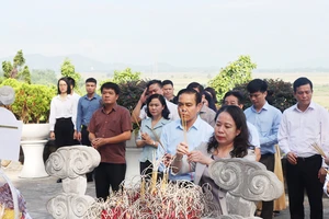 Phó Chủ tịch nước Võ Thị Ánh Xuân và các đại biểu dâng hương tại Khu mộ cố Tổng Bí thư Trần Phú 