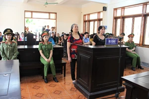 Bị cáo Hoàng Thị Sơn (áo đỏ) và bị cáo Thái Thị Bé (áo đen) tại phiên tòa