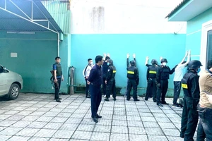 Đại tá Nguyễn Hồng Phong, Giám đốc Công an tỉnh Hà Tĩnh trực tiếp tham gia chỉ đạo bắt giữ các đối tượng