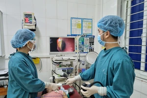 Các bác sĩ tiến hành nội soi gắp đồng xu trong thực quản bệnh nhân