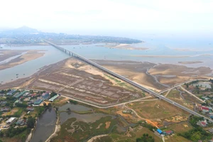 Cầu Cửa Nhượng (nối 2 xã Cẩm Nhượng và Cẩm Lĩnh của huyện Cẩm Xuyên) là “điểm nhấn” trên tuyến đường bộ ven biển Xuân Hội - Thạch Khê - Vũng Áng