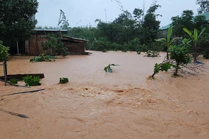 Ngày 30-10, ở xã Hà Linh (Hương Khê, Hà Tĩnh) mưa lớn, nước chảy xiết