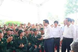 Phó Thủ tướng Chính phủ Trần Hồng Hà thăm hỏi người dân thôn Hạ Triều 