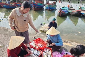 Mẻ cá tươi đầu năm mới vừa được ngư dân Nguyễn Văn Duẩn (trú thị trấn Lộc Hà, huyện Lộc Hà, Hà Tĩnh) đưa vào bờ