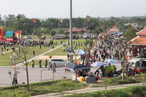 Hàng ngàn du khách trẩy hội chùa Hương Tích 