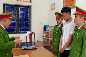 Công an huyện Đức Thọ tống đạt quyết định khởi tố Nguyễn Tuấn Thành. Ảnh: Công an Hà Tĩnh 