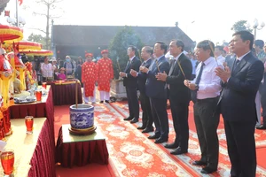 Phó Thủ tướng Chính phủ Trần Hồng Hà cùng các đại biểu làm lễ dâng hương tại Văn Miếu Hà Tĩnh
