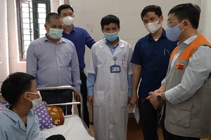 Đoàn công tác kiểm tra sức khỏe bệnh nhân đang điều trị tại Bệnh viện Đa khoa huyện Đức Thọ 