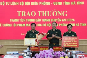 Trung tướng Nguyễn Anh Tuấn, Bí thư Đảng ủy, Chính ủy BĐBP Việt Nam trao thưởng ban chuyên án 